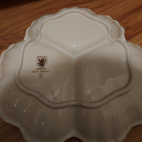 Christmas Holly Holiday 3 Section Handled Candy Dish Gold Trim Porcelain Japan - Picture 8 of 9